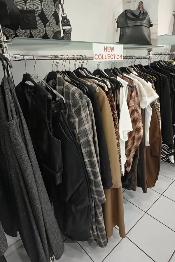 Κρεμάστρα με καρό, μαύρα και καφέ κομμάτια της νέας συλλογής