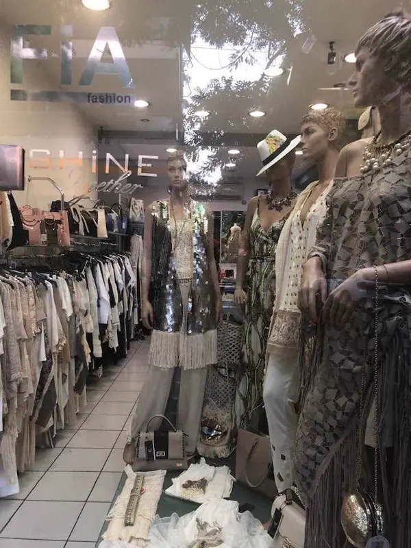 Η βιτρίνα με κούκλες ντυμένες με παγιέτες και κρόσσια